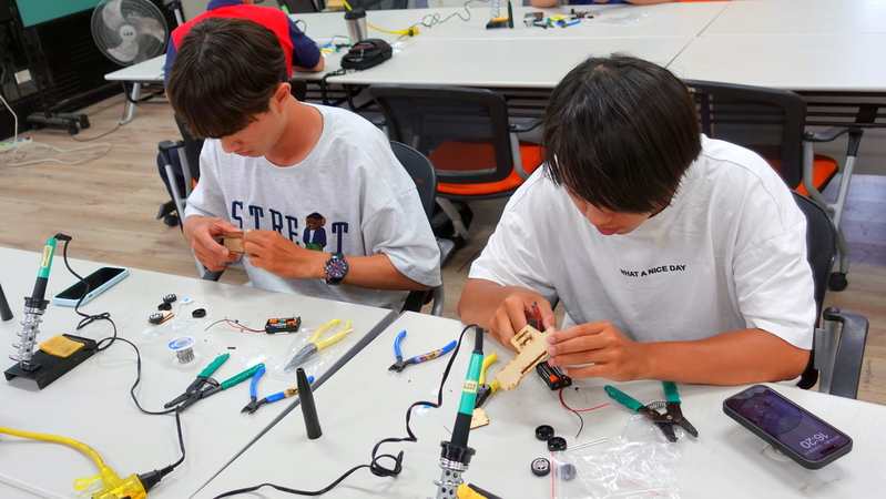 20250611【正修創客基地×工學院】基礎電子應用實作工作坊-光感動力車圖片(另開新視窗)